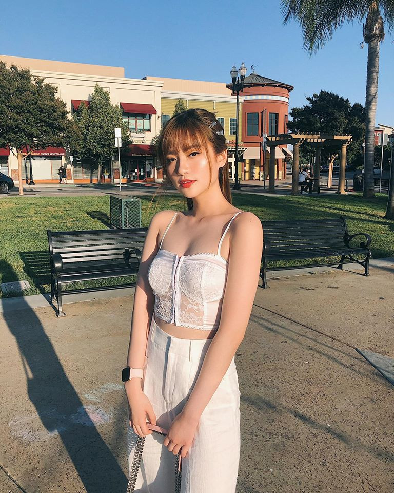 Vẻ ngây thơ của Mai Diz được dân mạng so sánh với hot girl Hàn Quốc, nhất là ở cách trang điểm và đôi mắt to tròn. Hình ảnh của cô đang được chia sẻ nhiều trên các fanpage gái xinh châu Á.