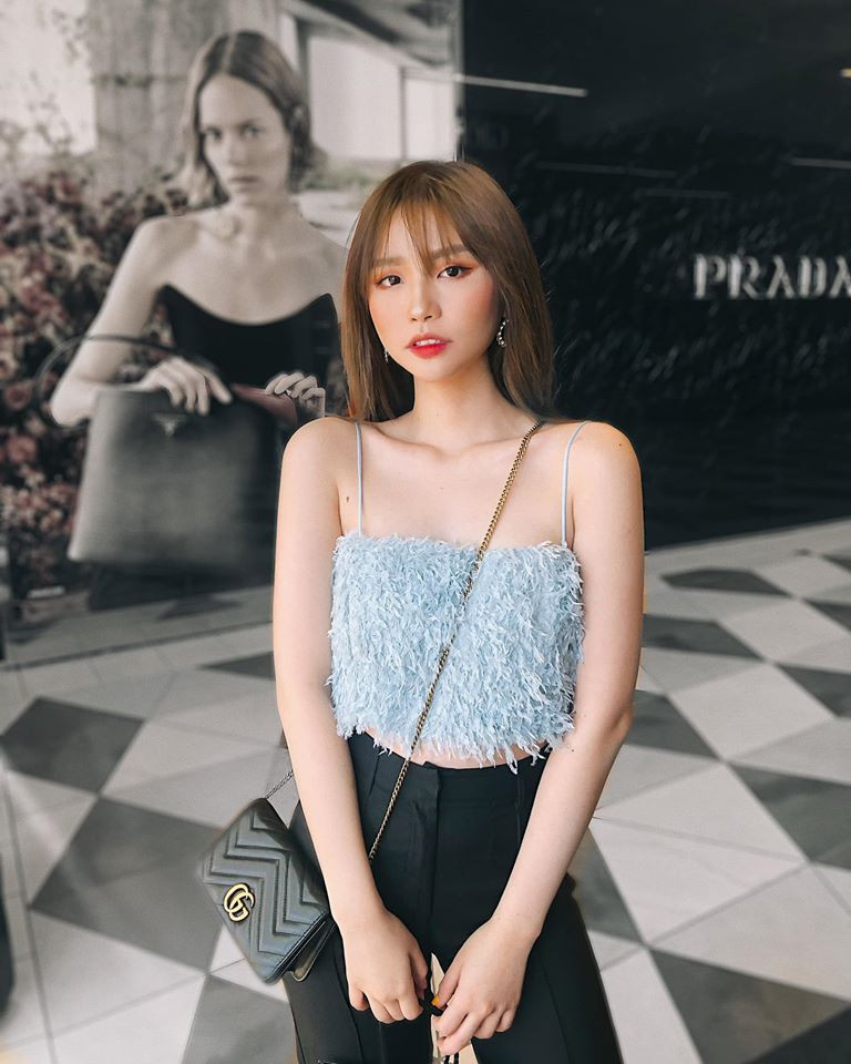 Cô nàng sinh năm 2000 thường phối trang phục theo phong cách hiện đại, sang chảnh và gợi cảm.