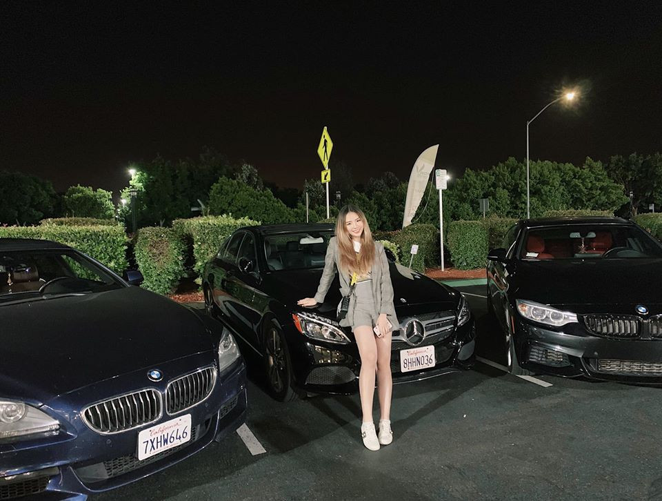 Ở Mỹ, người đẹp 10X đã tự sắm được xe hơi riêng cho mình.