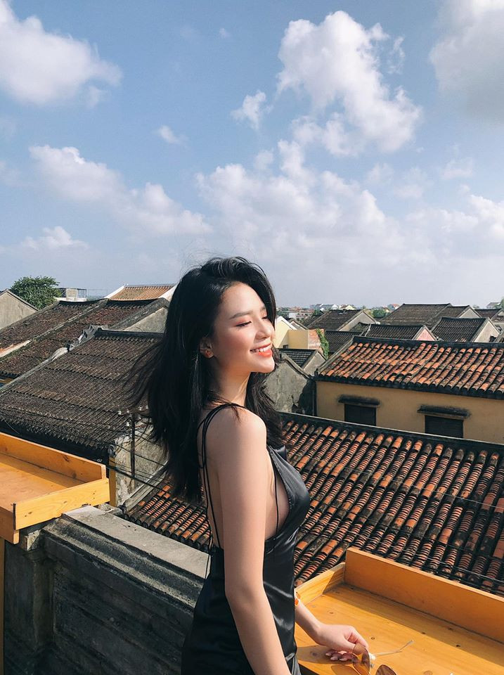 Mai Diz diện chiếc váy hở lưng cực gợi cảm trong chuyến du lịch Hội An hồi đầu năm.