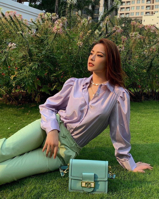 Chi Pu thường thử sức với những tông màu tím “khó nhằn” và phối cùng quần xanh pastel.