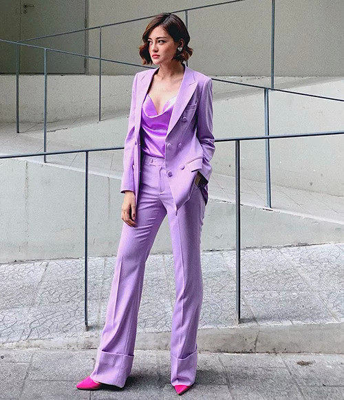 Nữ diễn viên Thùy Anh mạnh dạn chinh phục mốt suit màu tím cả cây, trông không già mà ngược lại rất bắt mắt, thời thượng. Ảnh: IG, FB, Internet. Video "Minh Hằng chia sẻ về phong cách thời trang". Nguồn: VTC.