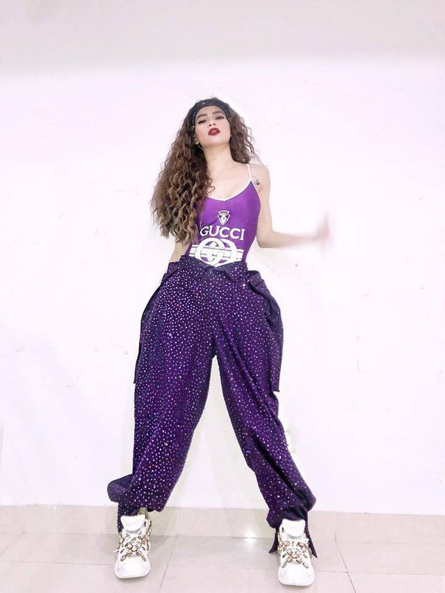 Người đẹp này còn chịu chơi hơn khi mặc nguyên cây tím cực lạ mắt theo phong cách đường phố.