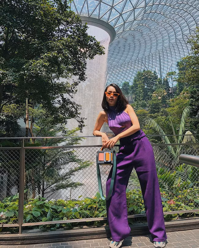 Yến Trang cũng không nằm ngoài trào lưu khi diện áo tím mix cùng quần ton sur ton vô cùng rực rỡ.