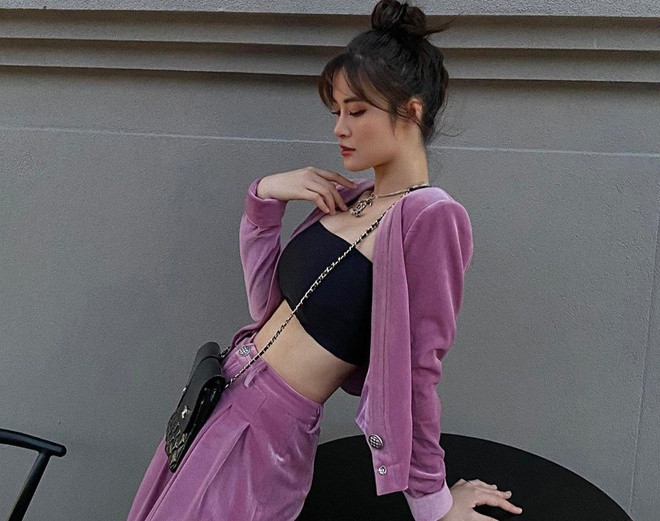 Cách phối trang phục tím của Đông Nhi trông nổi bật, thể hiện nét cá tính.