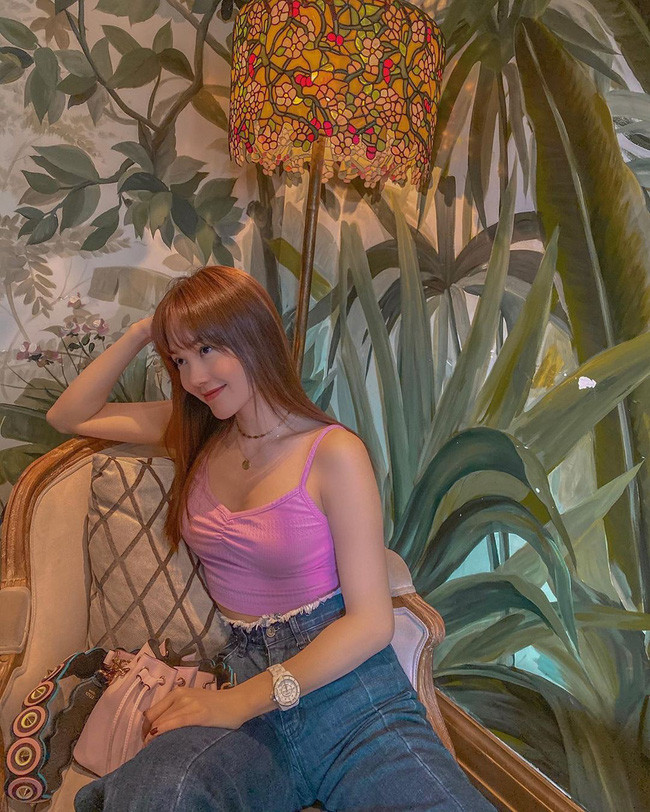 Ca sĩ Minh Hằng diện áo crop top màu tím mix cùng quần jeans năng động.