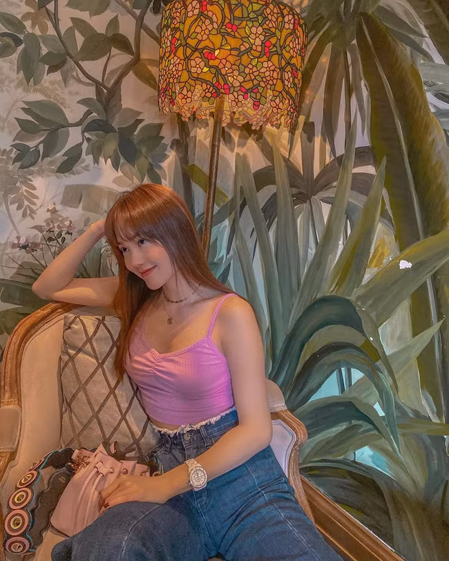 Ca sĩ Minh Hằng diện áo crop top màu tím mix cùng quần jeans năng động.
