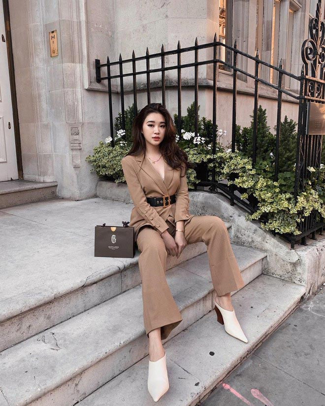 Bộ suit màu nâu tôn lên nước da trắng nõn và đôi chân dài miên man của Phonnie.