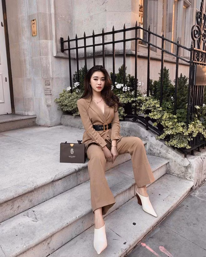 Bộ suit màu nâu tôn lên nước da trắng nõn và đôi chân dài miên man của Phonnie.