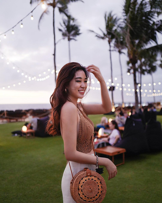 Khi ra biển, người đẹp phối áo yếm dạng lưới với quần cạp cao và túi cói cực ăn ý.