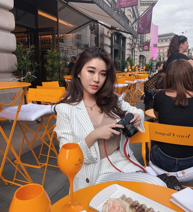 Trang phục ưa chuộng của Phonnie Xaysongkham là các bộ suit vừa thanh lịch và sang trọng.