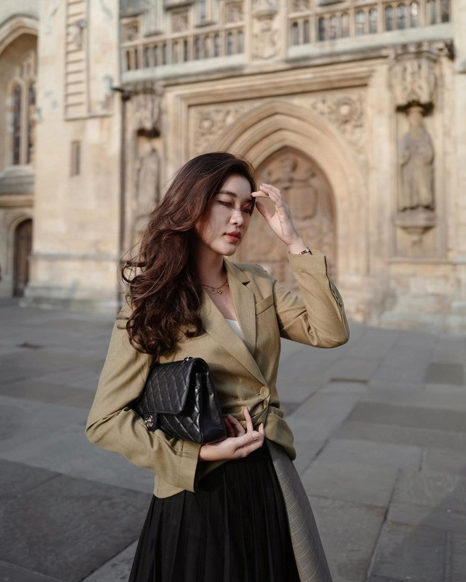 Cách phối đồ sành điệu của hot girl Lào được nhiều cô gái ngưỡng mộ và học theo.