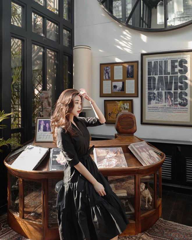 Hot girl Lào khá chuộng các trang phục màu tối nhưng vẫn toát lên vẻ sang chảnh.