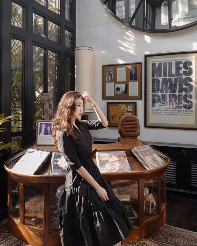 Hot girl Lào khá chuộng các trang phục màu tối nhưng vẫn toát lên vẻ sang chảnh.