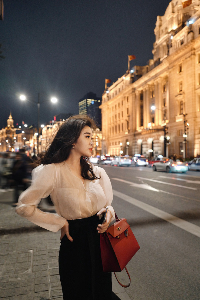 Nàng tiểu thư đất nước triệu voi trông thanh lịch, quý phái khi mix áo sơ mi voan với chân váy đen. Ảnh: Internet. Mời độc giả theo dõi video "Minh Hằng chia sẻ về phong cách thời trang". Nguồn: VTC.