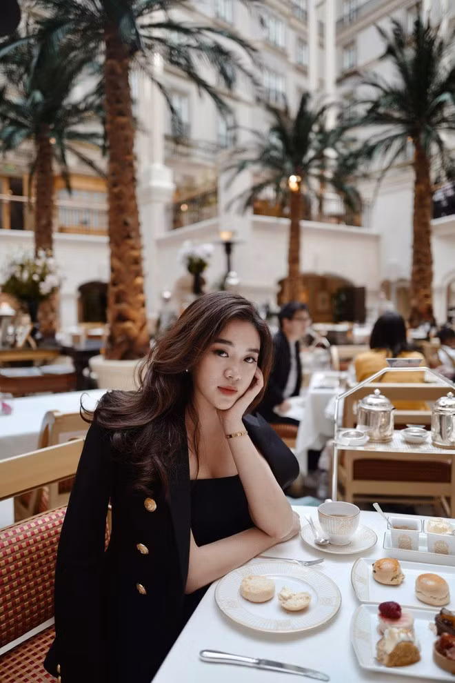 Không chỉ xinh đẹp, tài giỏi, nàng hot girl Lào còn sở hữu phong cách thời trang sành điệu đúng chuẩn rich kid.