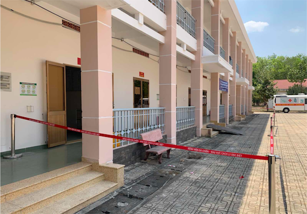 Thời gian vừa qua, bên cạnh duy trì các khu cách ly tập trung chống Covid-19 tại mỗi quận, huyện, Sở Y tế và Bộ Tư lệnh TP.HCM đã đưa vào sử dụng ba khu cách ly tập trung tại huyện Nhà Bè (108 giường), huyện Củ Chi (350 giường), huyện Cần Giờ (300 giường). Trong hình là khu cách ly ở bệnh viện dã chiến tại huyện Củ Chi. Ảnh: Kinhtedothi.