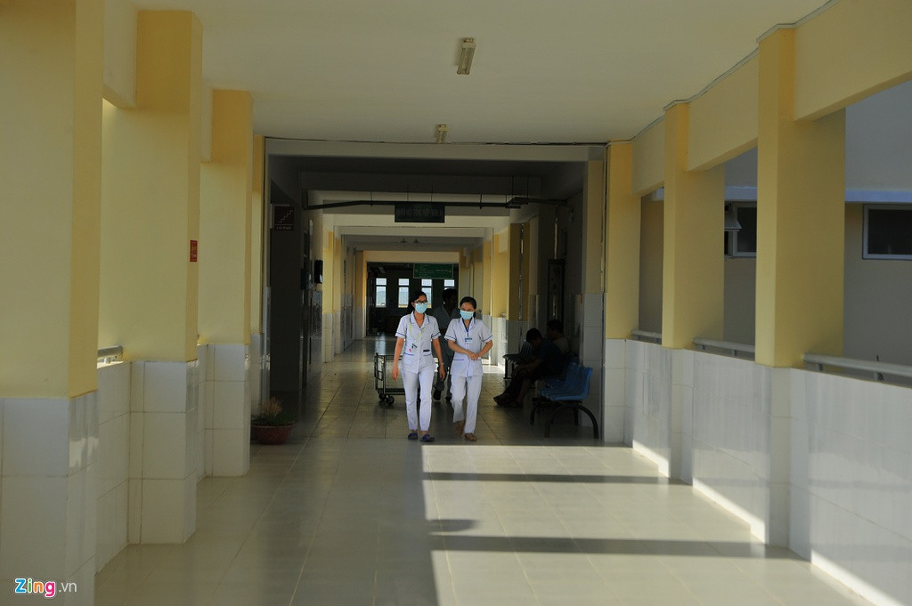 Ngoài các chuyên gia về bệnh lây nhiễm còn có chuyên gia về bệnh lý đường hô hấp và chuyên gia về hồi sức cấp cứu. Ảnh: Zing.