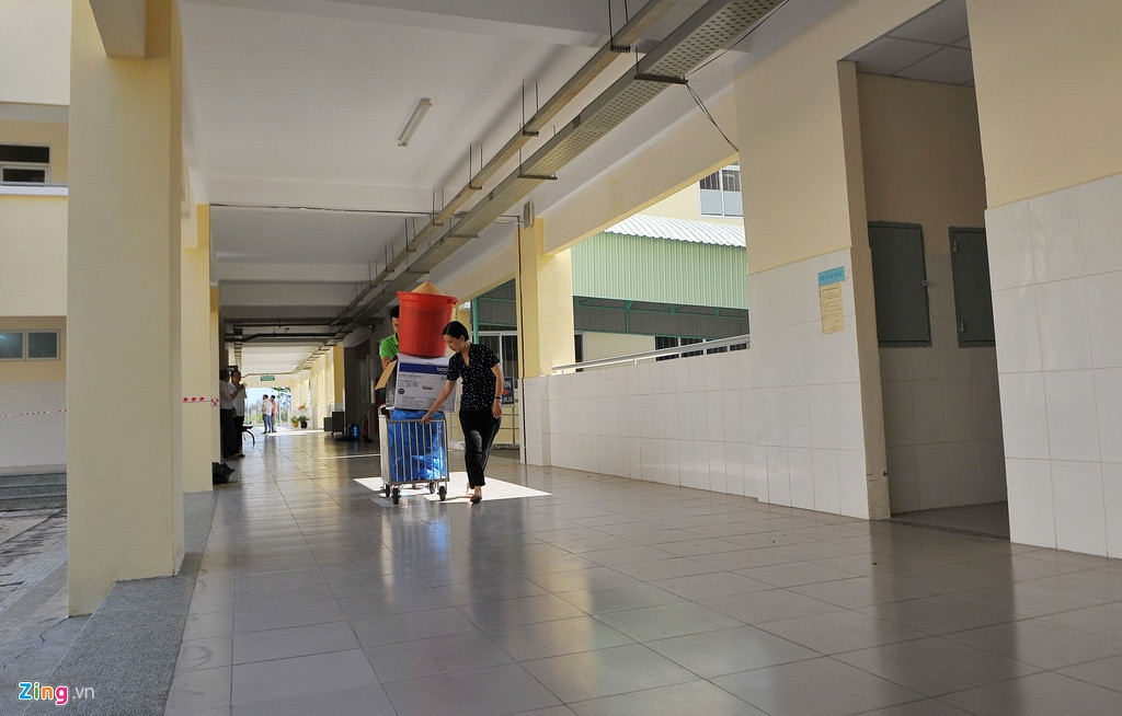 Ngoài tận dụng cơ sở vật chất cũ, bệnh viện cũng được đầu tư bổ sung các trang thiết bị hồi sức hiện đại, lắp đặt các phòng cách ly áp lực âm, sắp xếp lại các khu vực điều trị theo chuẩn của một bệnh viện chuyên khoa về dịch bệnh. Ảnh: Zing.