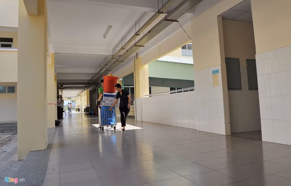 Ngoài tận dụng cơ sở vật chất cũ, bệnh viện cũng được đầu tư bổ sung các trang thiết bị hồi sức hiện đại, lắp đặt các phòng cách ly áp lực âm, sắp xếp lại các khu vực điều trị theo chuẩn của một bệnh viện chuyên khoa về dịch bệnh. Ảnh: Zing.