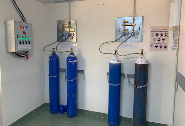 Sau thời gian khẩn trương thi công lắp đặt, ngày 13/3, Bệnh viện dã chiến phòng chống Covid-19 tại huyện Củ Chi chính thức đưa phòng cách ly áp lực âm vào sử dụng. Ảnh: Kinhtedothi.