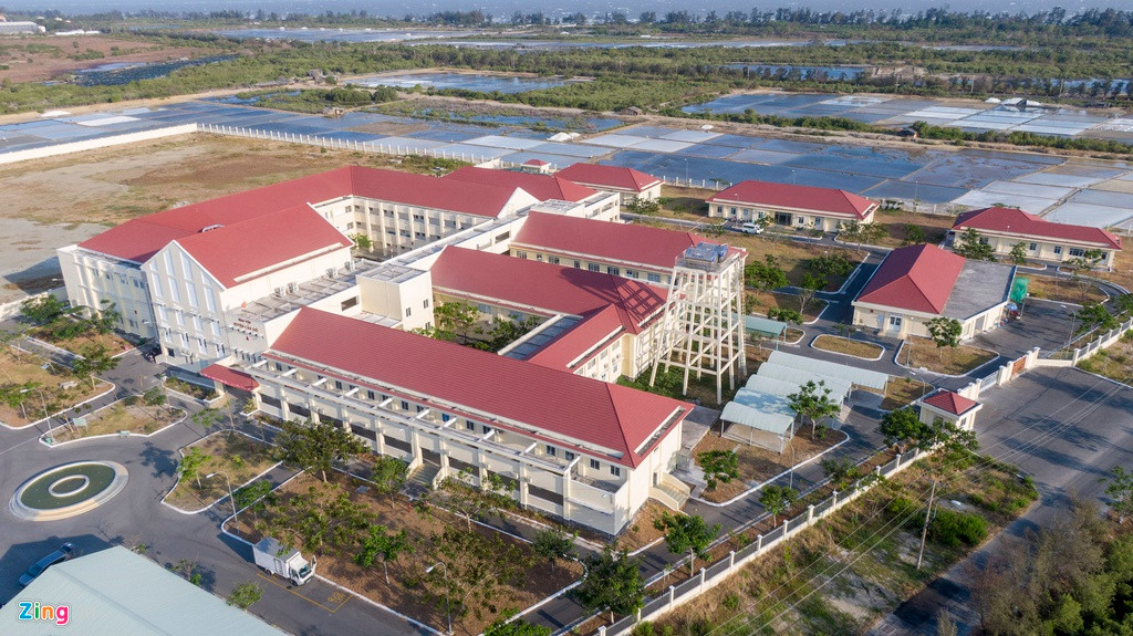 Bệnh viện này được đầu tư bổ sung các trang thiết bị hồi sức hiện đại, lắp đặt các phòng cách ly áp lực âm, sắp xếp lại các khu vực điều trị đúng theo chuẩn của của một bệnh viện chuyên khoa về dịch bệnh. Ảnh: Zing.