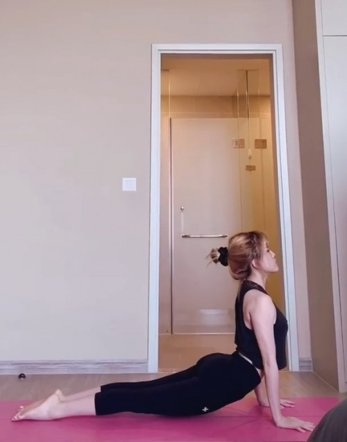 Gần đây, cô nàng thú nhận đã tạm dừng các bài tập bụng, chuyển qua chạy bộ và nhận được kết quả bất ngờ: "Mấy nay bỏ tập bụng luôn, chuyển sang chạy bộ thì mỡ miếc này kia do trong mùa dịch ăn nhiều tinh bột nay đi đâu rồi ấy".