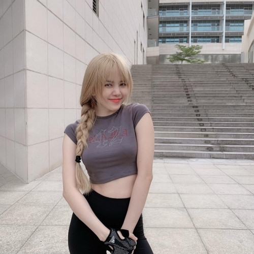 Chạy bộ với Thiều Bảo Trâm chính là bài tập cardio, làm tăng nhịp tim và đòi hỏi nhiều bộ phận trên cơ thể phải hoạt động cùng một lúc, nhờ đó đốt calo dư thừa, giảm mỡ.