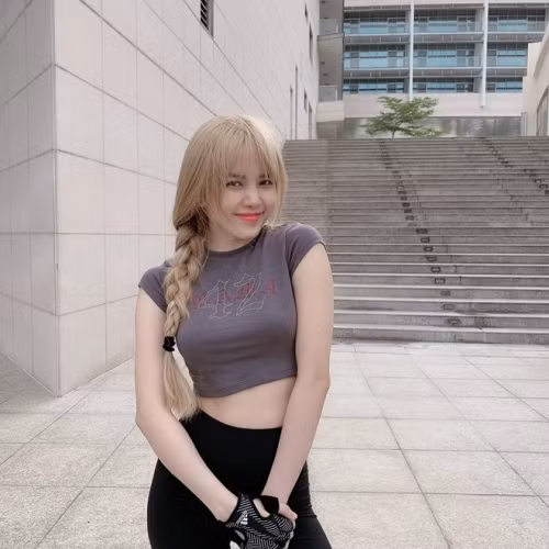 Chạy bộ với Thiều Bảo Trâm chính là bài tập cardio, làm tăng nhịp tim và đòi hỏi nhiều bộ phận trên cơ thể phải hoạt động cùng một lúc, nhờ đó đốt calo dư thừa, giảm mỡ.