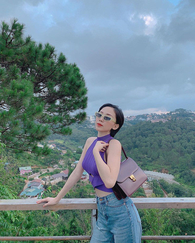 Tóc Tiên lăng xê trang phục màu tím khoe trọn vòng eo con kiến.