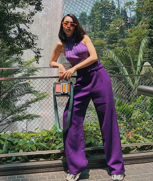 Yến Trang diện cả cây tím sành điệu vô cùng.