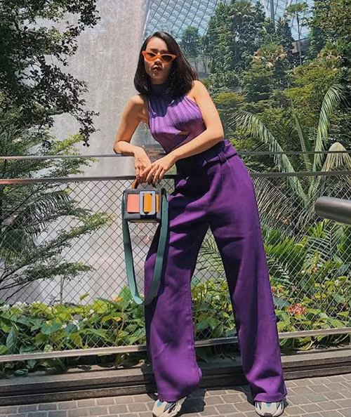 Yến Trang diện cả cây tím sành điệu vô cùng.