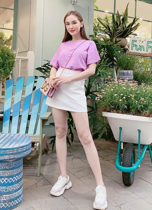 Hot girl Kelly Nguyễn trẻ trung với áo tím pastel phối cùng chân váy trắng. Ảnh: Internet. Mời độc giả theo dõi Video "Minh Hằng chia sẻ về phong cách thời trang". Nguồn: VTC.