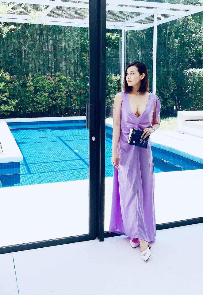 Theo đuổi phong cách điệu đà và quyến rũ hơn, Lã Thanh Huyền chọn kết thân cùng mẫu đầm suông tím xẻ ngực sexy.