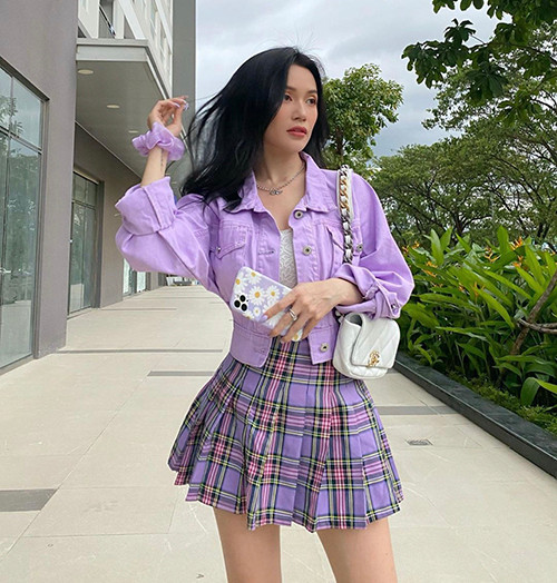 Phối áo jacket tím với chân váy tennis cùng tông màu giúp Sĩ Thanh dễ dàng hack tuổi.