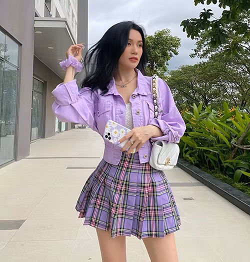 Phối áo jacket tím với chân váy tennis cùng tông màu giúp Sĩ Thanh dễ dàng hack tuổi.