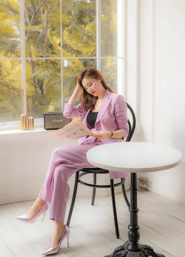 Lan Ngọc là mỹ nhân diện đồ tím rất đẹp. Cô chọn bộ suit tông tím pastel nhẹ nhàng và thanh lịch.