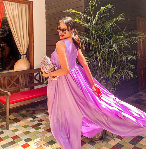 Lan Khuê lăng xê gam tím hồng lãng mạn khi diện váy suông thướt tha.
