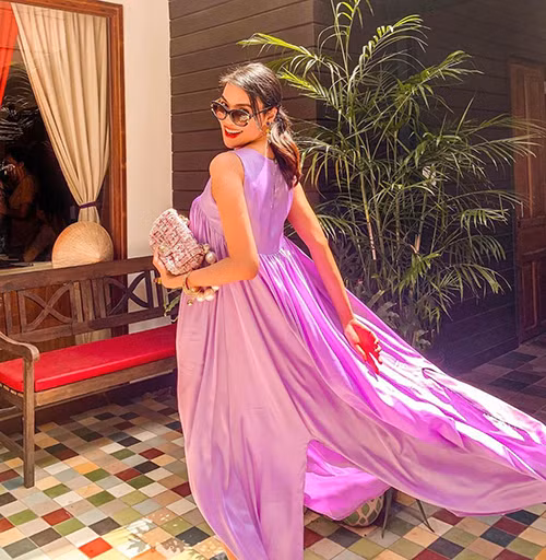 Lan Khuê lăng xê gam tím hồng lãng mạn khi diện váy suông thướt tha.