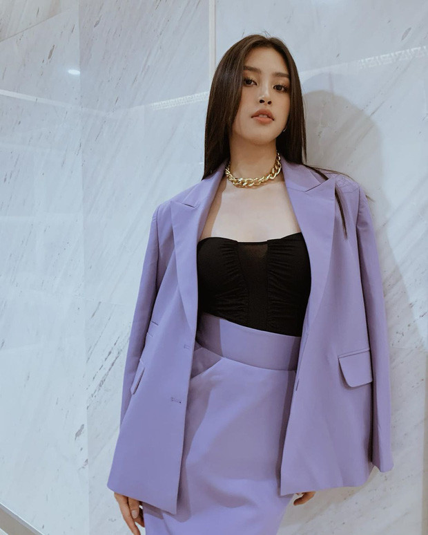 Hoa hậu Tiểu Vy cũng mix suit tím cùng áo đen cực sang chảnh.