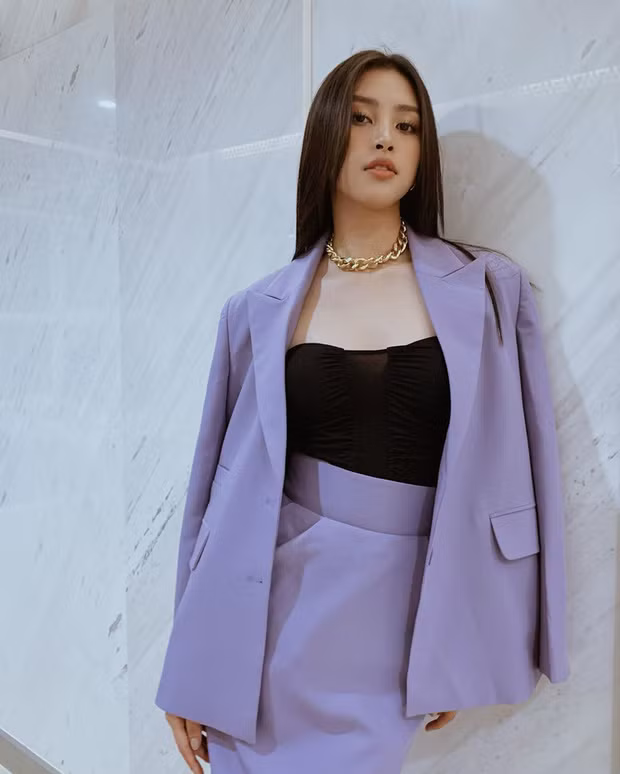 Hoa hậu Tiểu Vy cũng mix suit tím cùng áo đen cực sang chảnh.