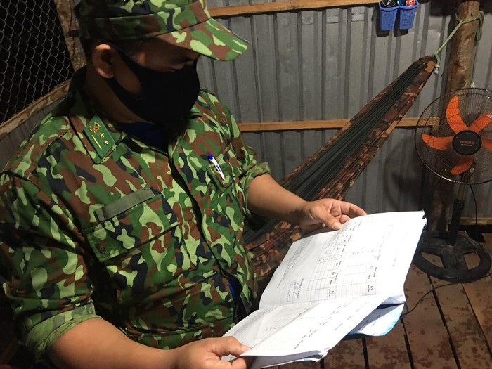 Phóng viên Đại Đoàn Kết có mặt tại Đồn biên phòng Thông Bình, ở ấp Thị, xã Thông Bình, huyện Tân Hồng, tỉnh Đồng Tháp cùng với các chiến sĩ của đồn ghi nhận thực tế những hình ảnh sống động về công tác tuần tra, kiểm soát ban đêm, ngăn chặn tình trạng vượt biên trái phép, vận động người dân nâng cao ý thức phòng chống dịch bệnh... Đội trưởng kiểm soát con số và phân công các chiến sĩ cụ thể ca tuần tra, canh gác.