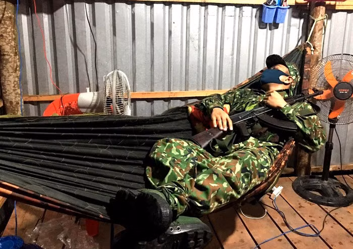 Các đội thay nhau trực 24/24 bất kể ngày đêm. Phút nghỉ ngơi của chiến sĩ sau khi đi tuần.