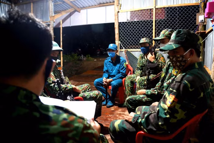 Các lực lượng, nhất là Bộ đội biên phòng ở khu vực cửa khẩu phải căng mình bất kể ngày đêm, bất kể thời tiết ngăn chặn tình trạng vượt biên trái phép, ngăn chặn tình trạng dịch bệnh lây lan ra cộng đồng, vừa đảm bảo tình hình an ninh trật tự tại khu vực vùng biên. Phân công kíp trực và nhắc nhở các quy định, công tác phối hợp trong quá trình tuần tra cho các chiến sĩ trong đoàn và lực lượng phối hợp.