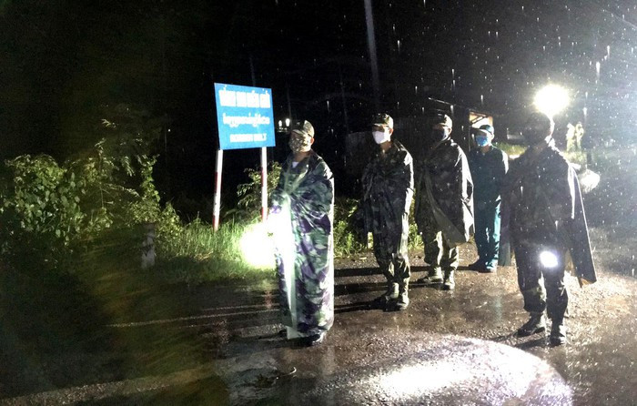 Mặc dù mưa lớn nhưng kế hoạch tuần tra của các chiến sĩ Đồn biên phòng Thông Bình vẫn diễn ra bình thường