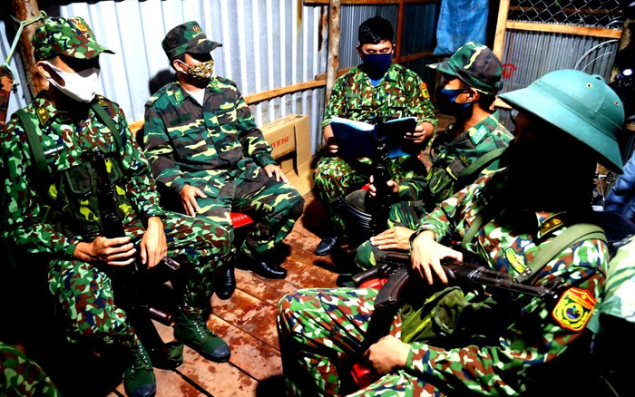 Kết thúc mỗi ca trực các tổ đều sinh hoạt đánh giá, rút kinh nghiệm và phân tích những diễn biến trong quá trình tuần tra, kiểm soát.