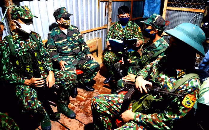 Kết thúc mỗi ca trực các tổ đều sinh hoạt đánh giá, rút kinh nghiệm và phân tích những diễn biến trong quá trình tuần tra, kiểm soát.