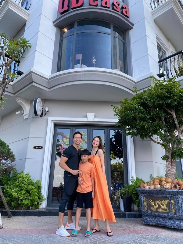 Những chiếc đầm phom dáng rộng, chất liệu mát mẻ là trang phục được Hà Hồ ưu ái trong thời gian gần đây.