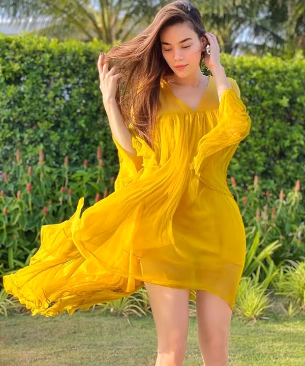 Váy suông không kén dáng, thiết kế trên các chất liệu voan lụa mềm giúp Hồ Ngọc Hà thêm sành điệu. Ảnh: Internet. Mời độc giả theo dõi video "Minh Hằng chia sẻ về phong cách thời trang". Nguồn: VTC.