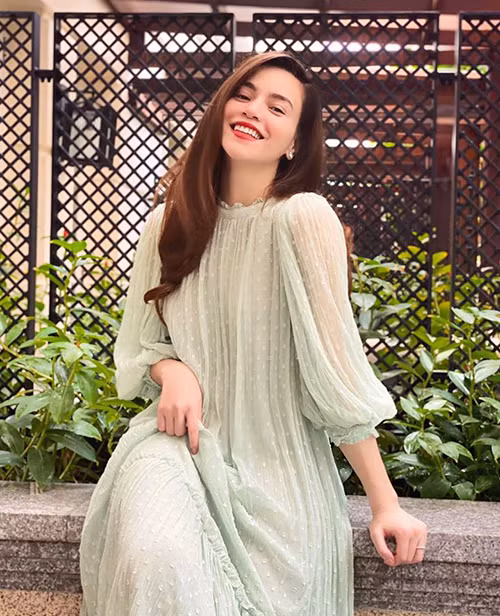 Chiếc maxi tông xanh ngọc mát mắt với phần tay lửng xuyên thấu giúp Hà Hồ tươi tắn và xinh đẹp trong những ngày hè oi bức.